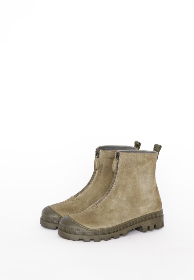 Lofina - Boot with front zipper.