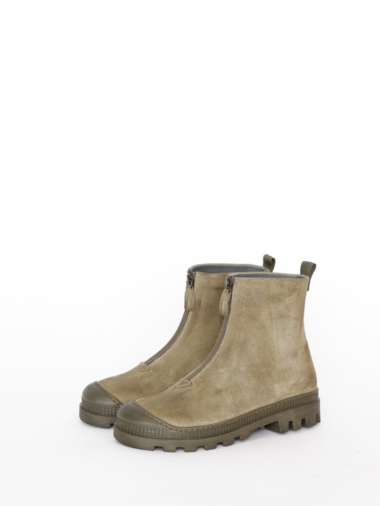 Lofina - Boot with front zipper.