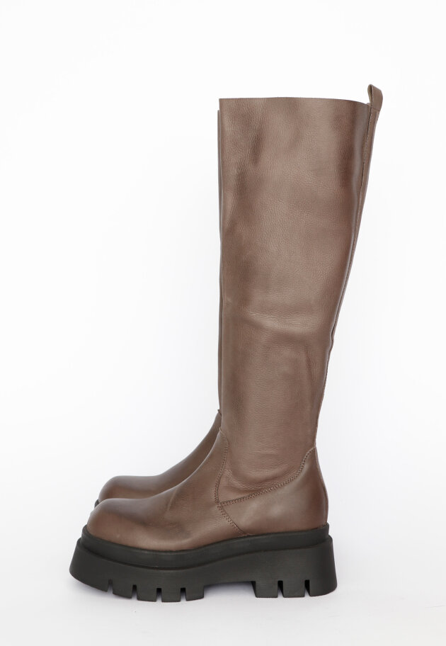 Lofina - Long boot with a zipper