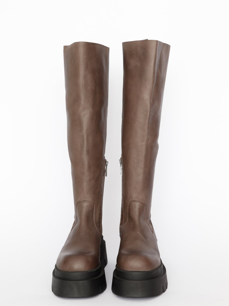 Lofina - Long boot with a zipper