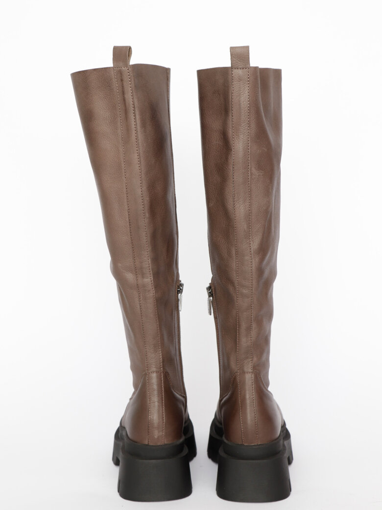 Lofina - Long boot with a zipper