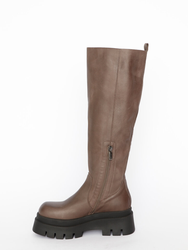 Lofina - Long boot with a zipper