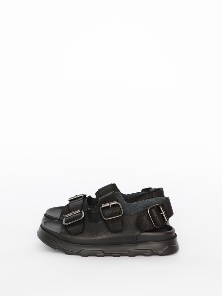 Lofina - Sandal with buckle closure.