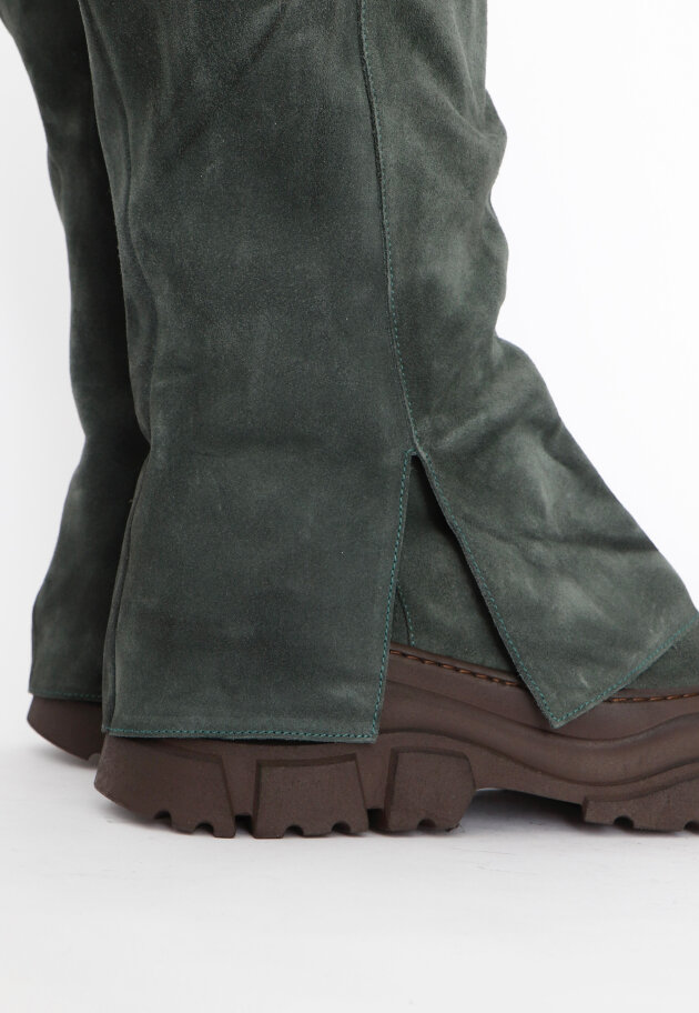 Lofina - Suede boot with a zipper.