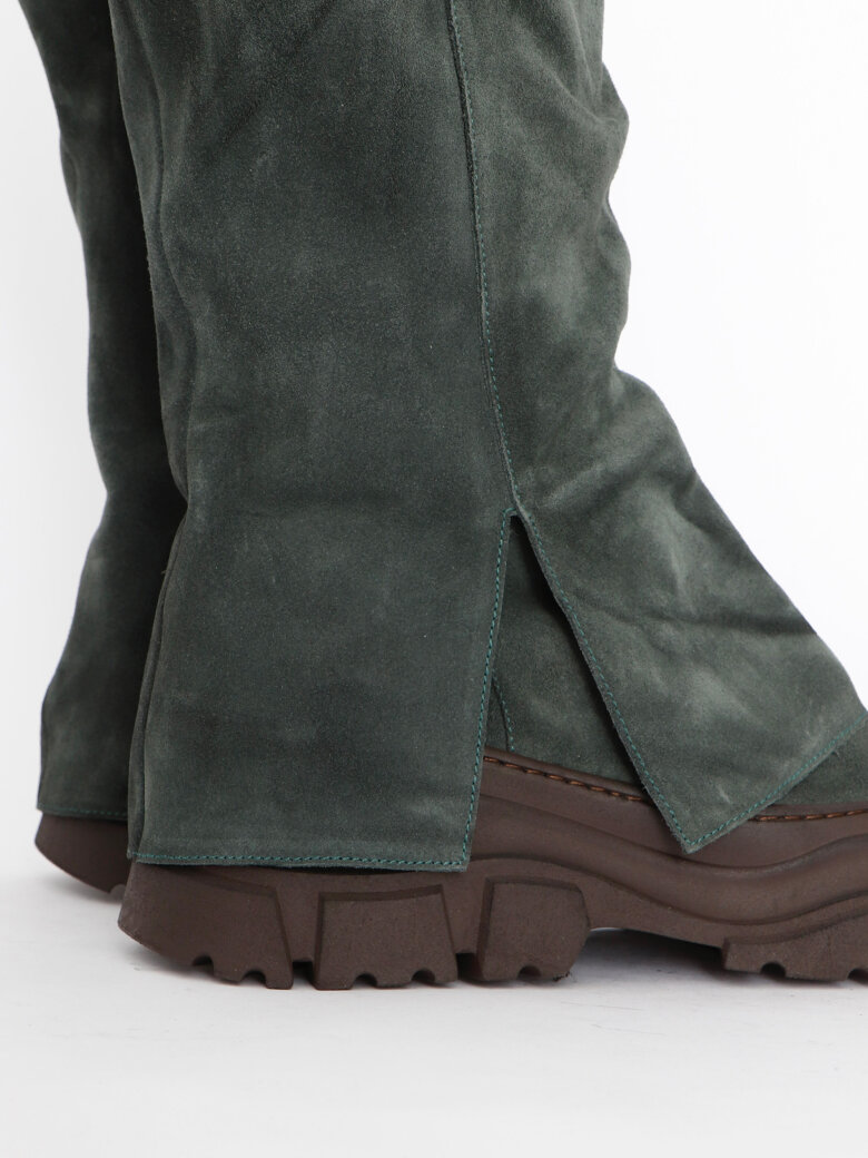 Lofina - Suede boot with a zipper.