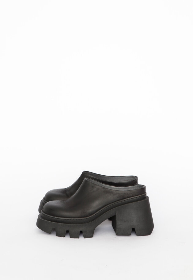 Lofina - Chunky high shoe without a heel cap.