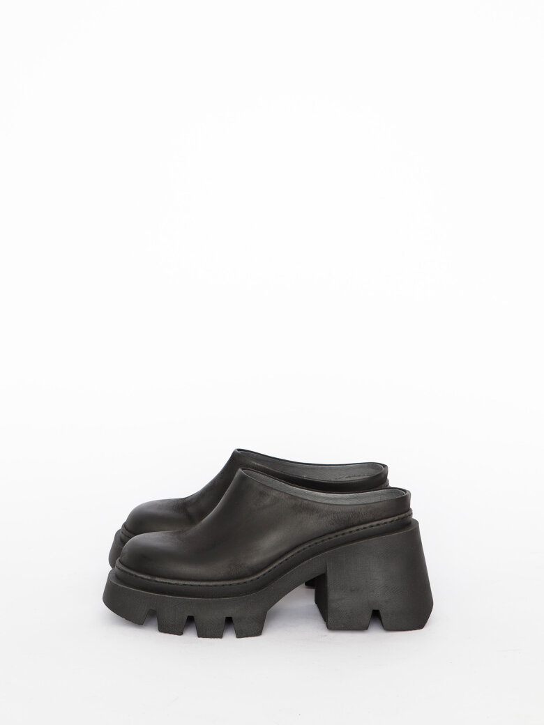 Lofina - Chunky high shoe without a heel cap.