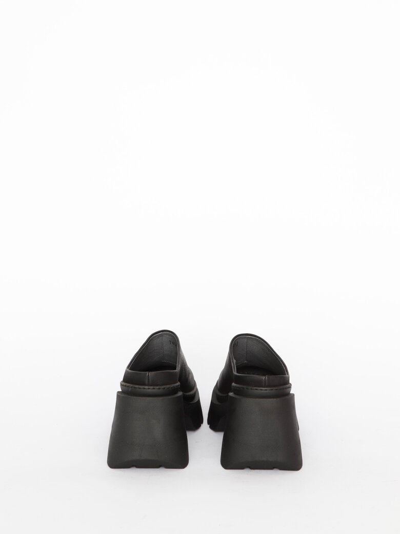 Lofina - Chunky high shoe without a heel cap.