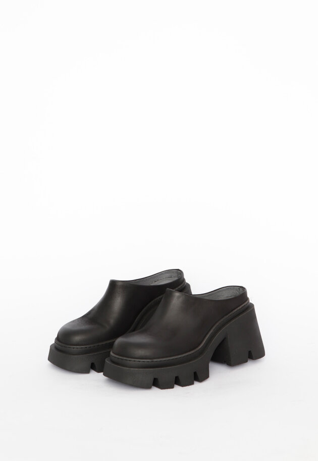 Lofina - Chunky high shoe without a heel cap.