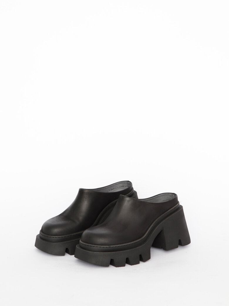 Lofina - Chunky high shoe without a heel cap.