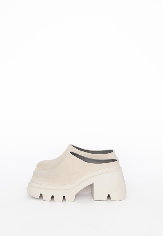 Lofina - Chunky high shoe without a heel cap.