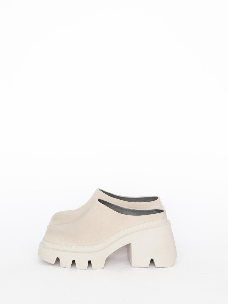 Lofina - Chunky high shoe without a heel cap.