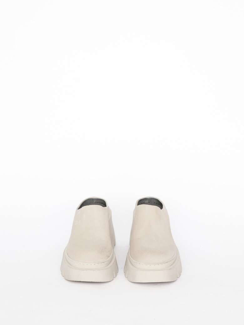 Lofina - Chunky high shoe without a heel cap.