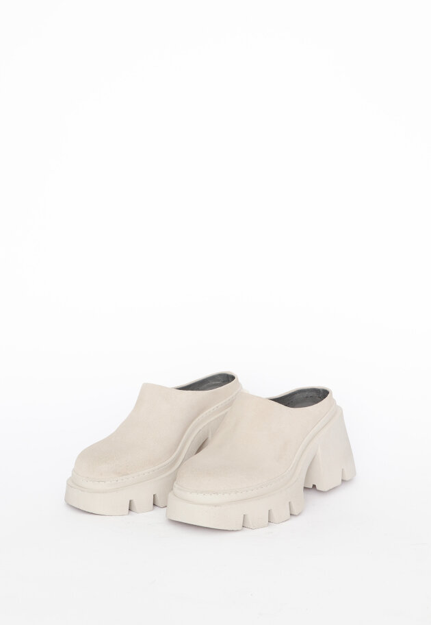 Lofina - Chunky high shoe without a heel cap.