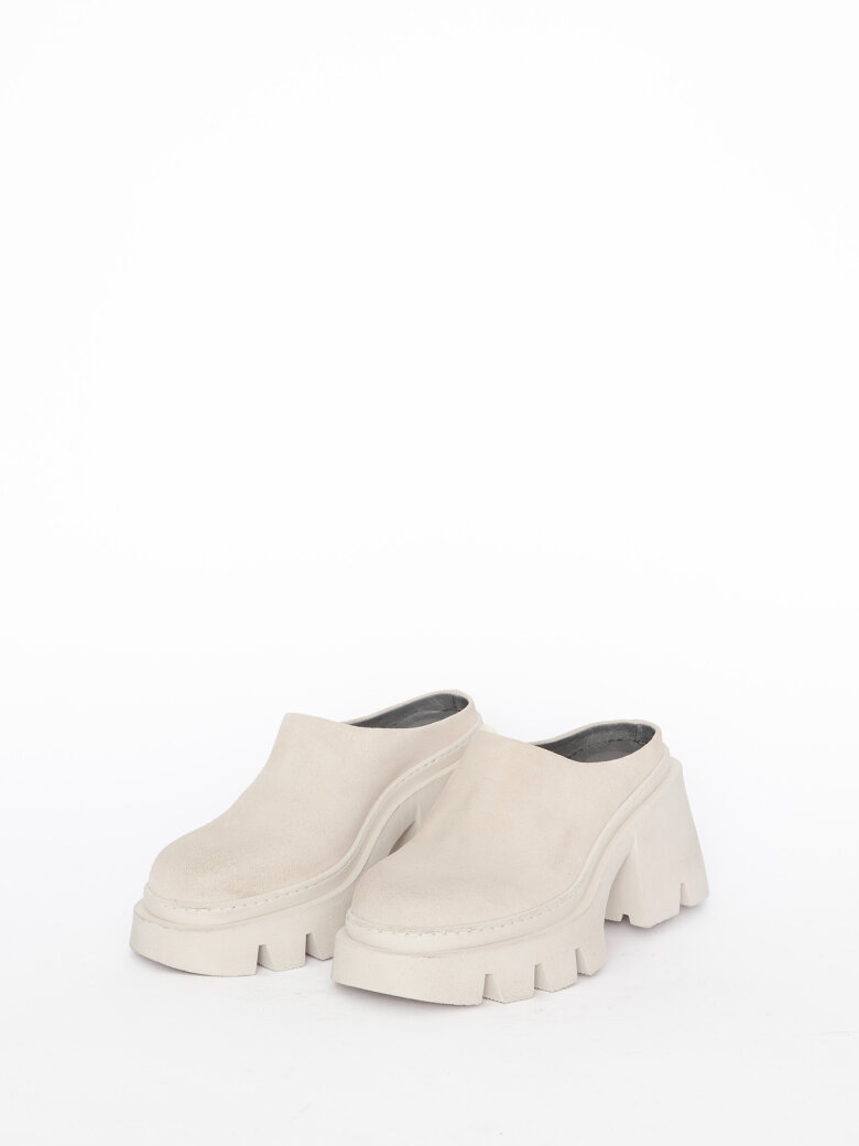 Lofina - Chunky high shoe without a heel cap.