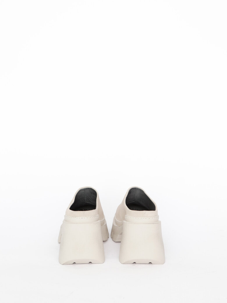 Lofina - Chunky high shoe without a heel cap.