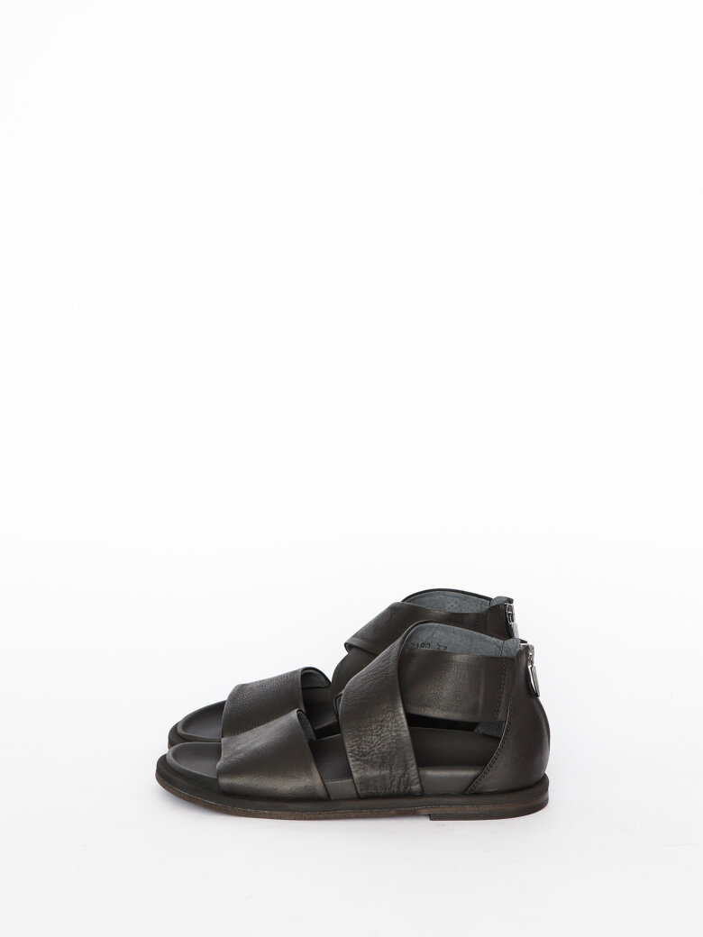 Lofina - Sandal with zipper and leather sole.