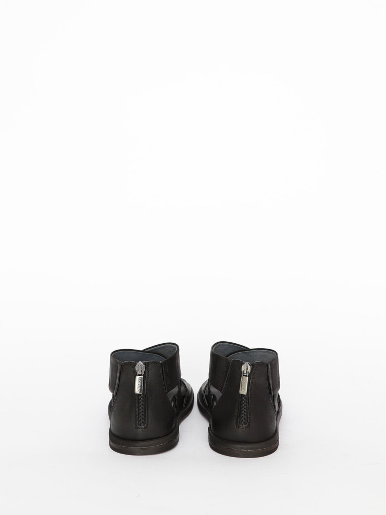 Lofina - Sandal with zipper and leather sole.