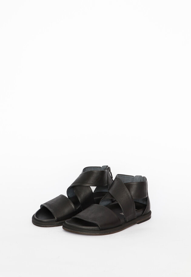 Lofina - Sandal with zipper and leather sole.