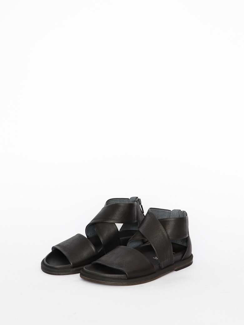 Lofina - Sandal with zipper and leather sole.