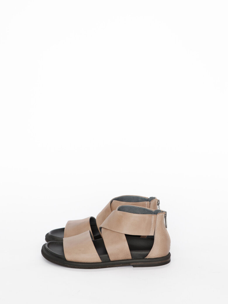 Lofina - Sandal with zipper and leather sole.