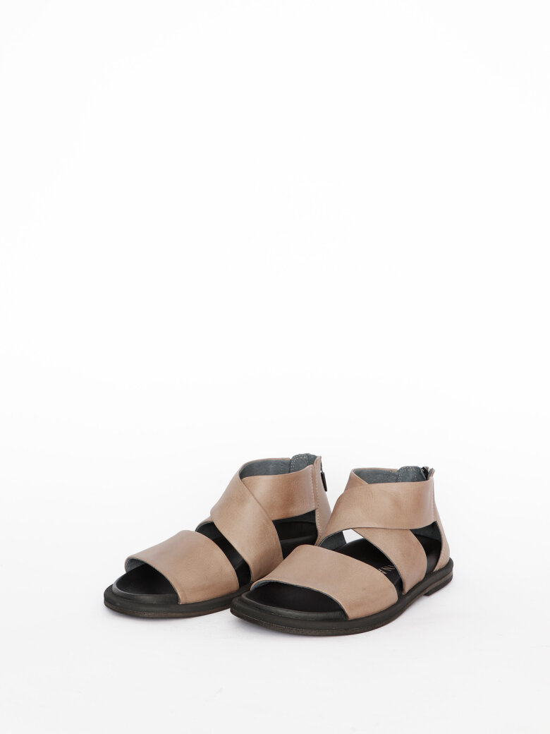 Lofina - Sandal with zipper and leather sole.