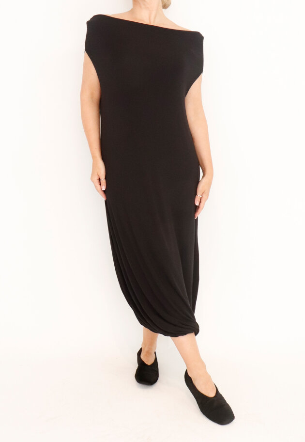 Sort Aarhus - Loosefit dress with off-shoulder neckline