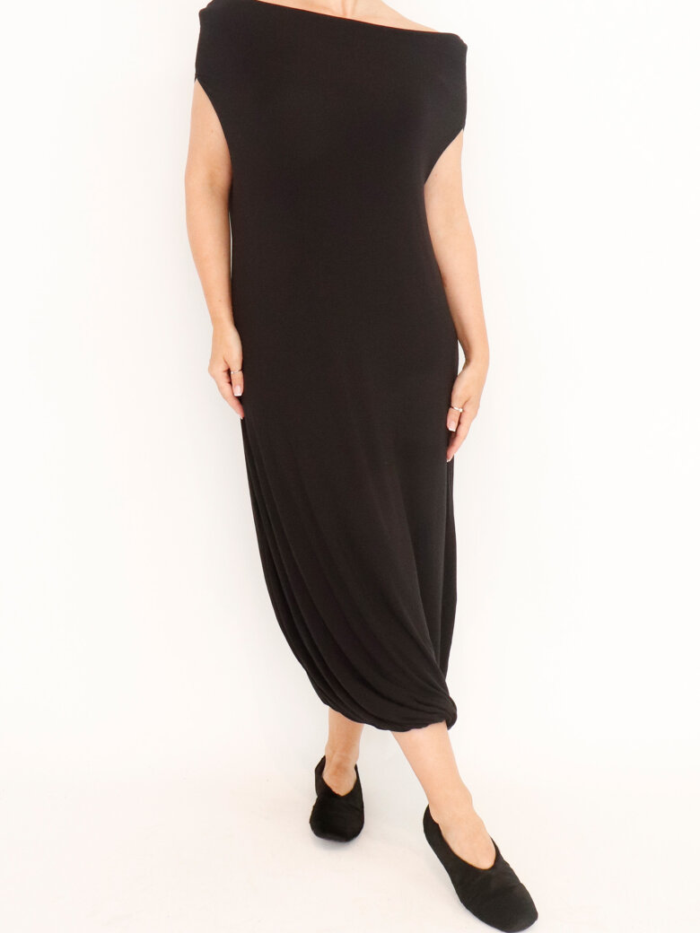 Sort Aarhus - Loosefit dress with off-shoulder neckline