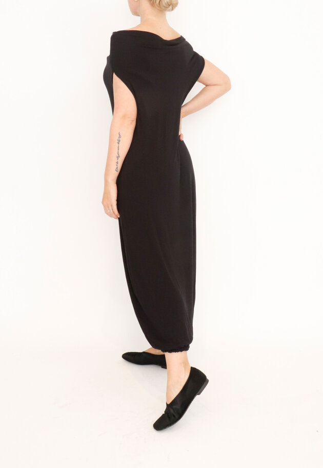 Sort Aarhus - Loosefit dress with off-shoulder neckline