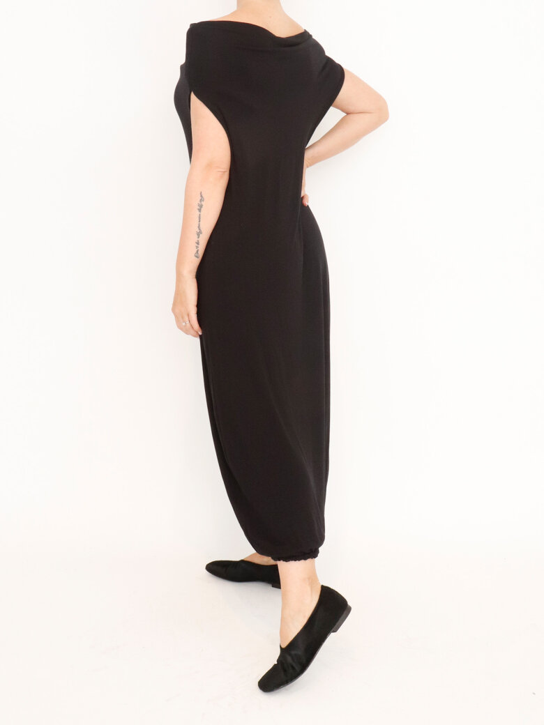 Sort Aarhus - Loosefit dress with off-shoulder neckline