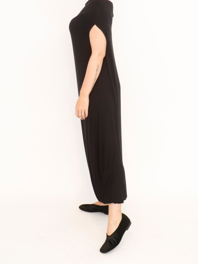 Sort Aarhus - Loosefit dress with off-shoulder neckline