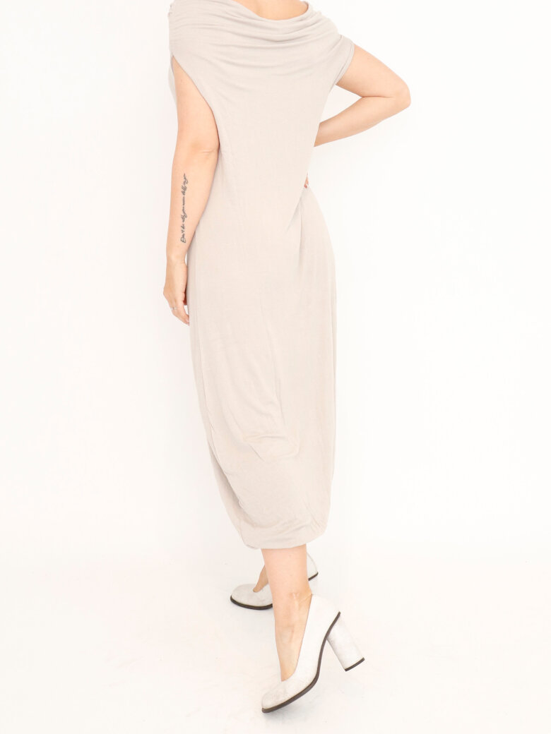 Sort Aarhus - Loosefit dress with off-shoulder neckline