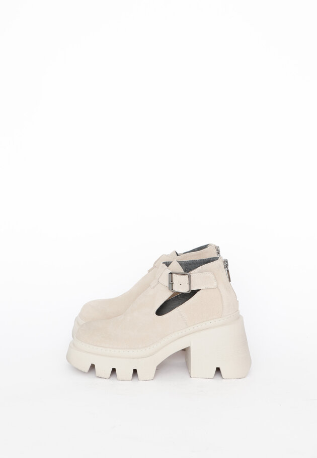 Lofina - Chunky high shoe with a buckle and zipper.