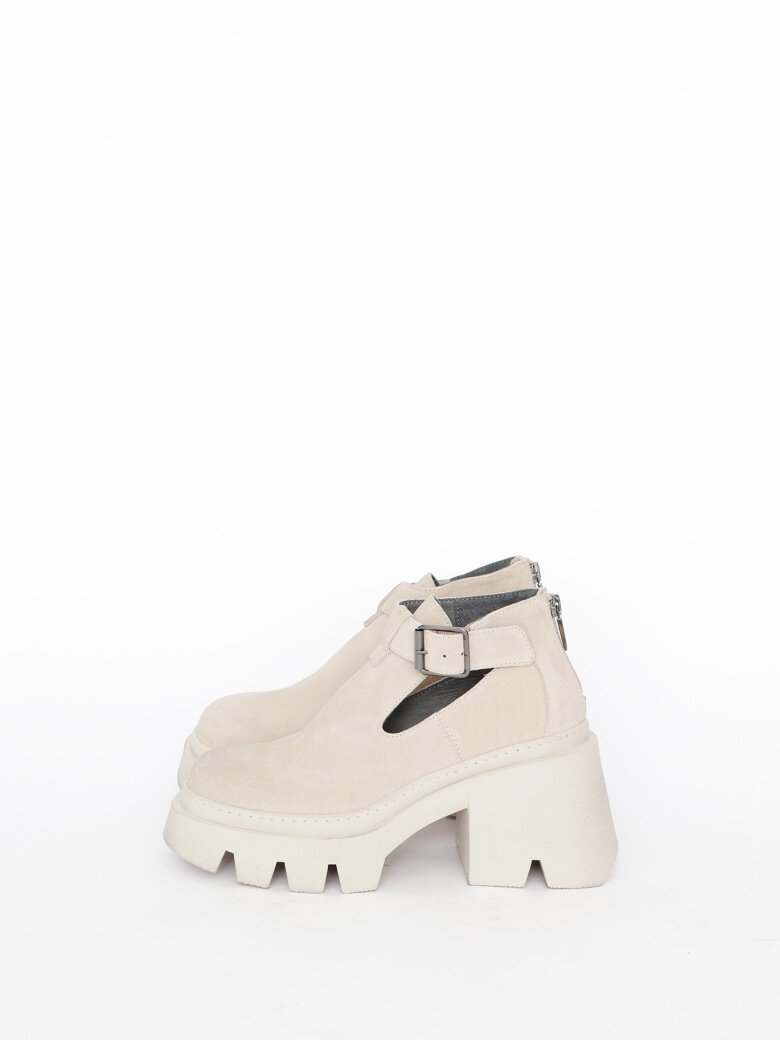 Lofina - Chunky high shoe with a buckle and zipper.