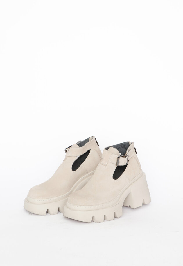 Lofina - Chunky high shoe with a buckle and zipper.