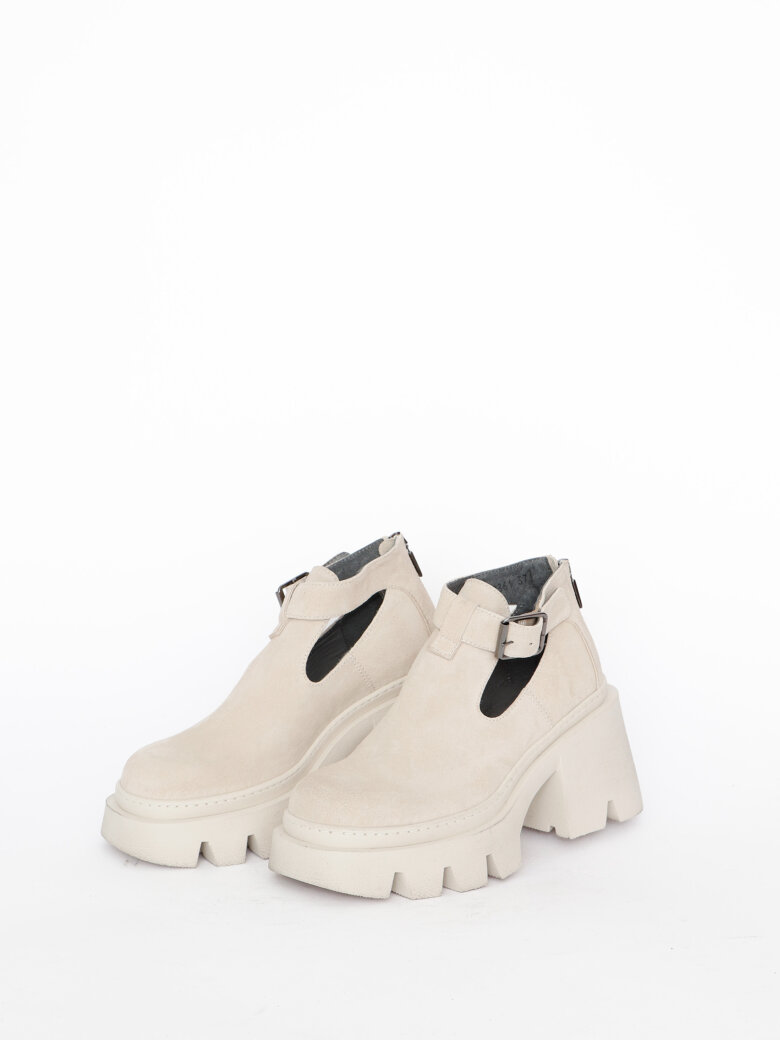 Lofina - Chunky high shoe with a buckle and zipper.