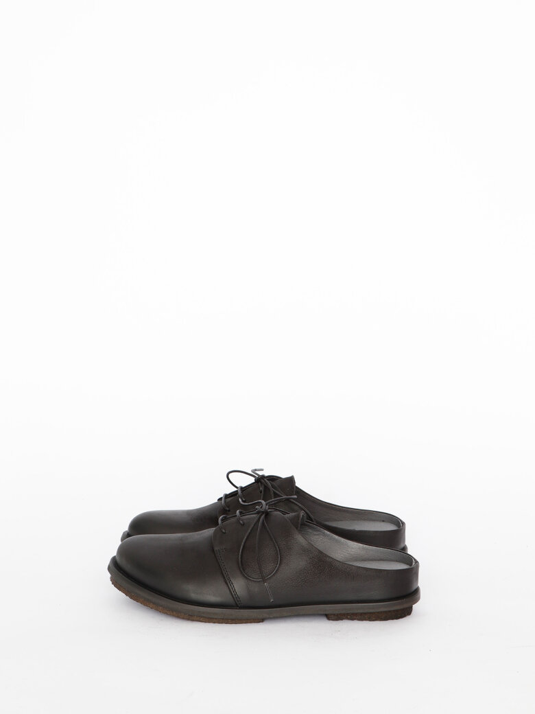 Lofina - A shoe without a heel cap.