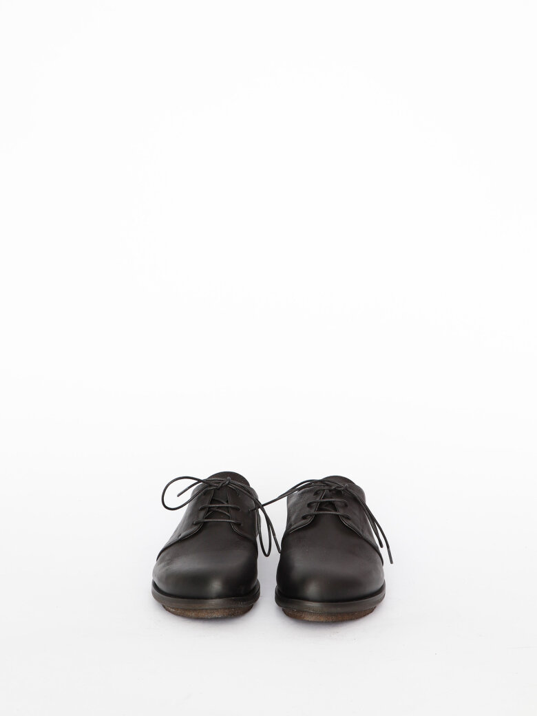 Lofina - A shoe without a heel cap.