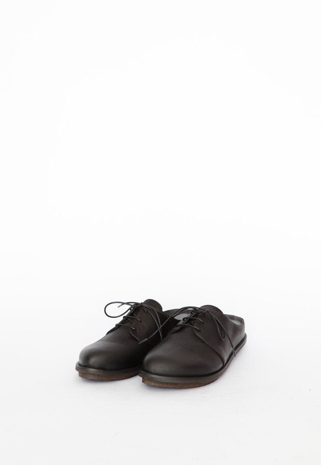 Lofina - A shoe without a heel cap.