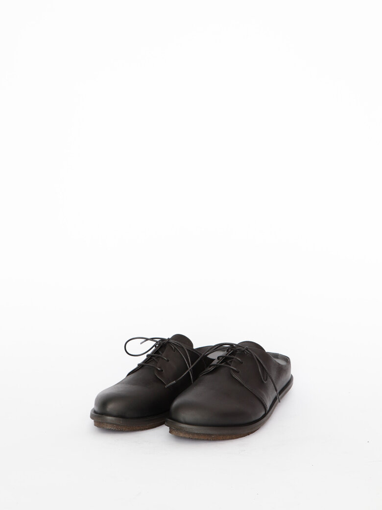 Lofina - A shoe without a heel cap.