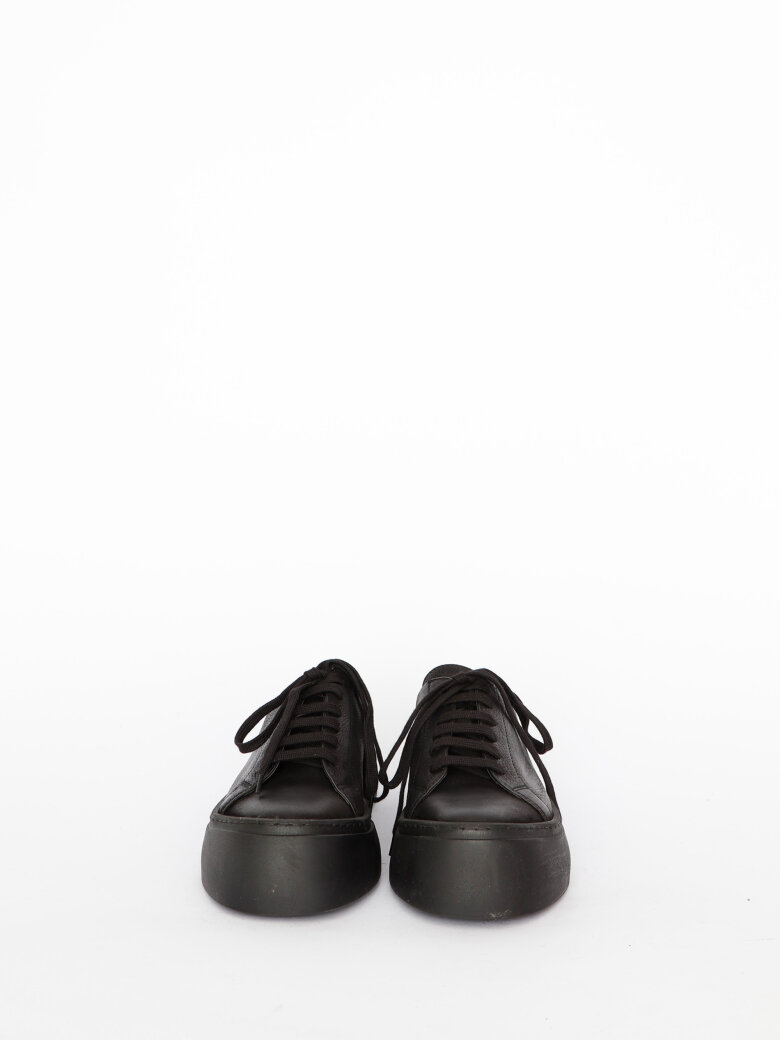 Lofina - A shoe without a heel cap.