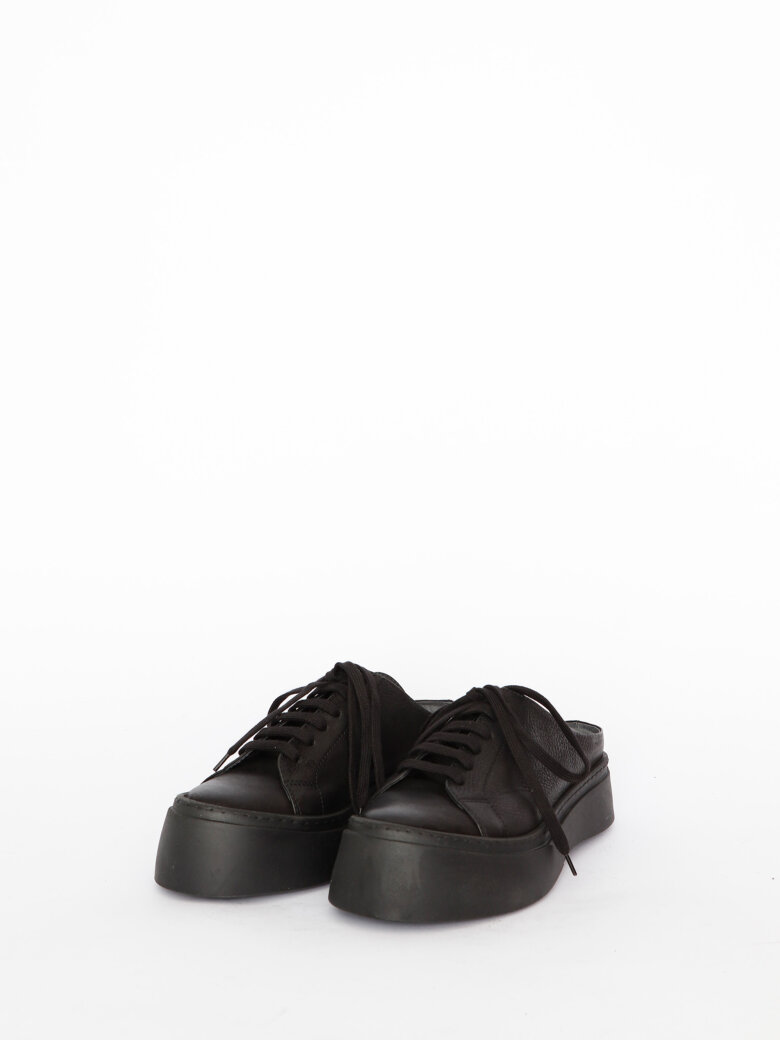 Lofina - A shoe without a heel cap.