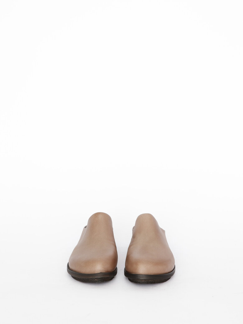 Lofina - Shoe without a heel cap.