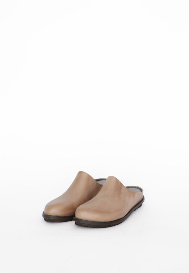 Lofina - Shoe without a heel cap.