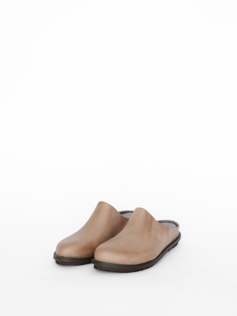 Lofina - Shoe without a heel cap.