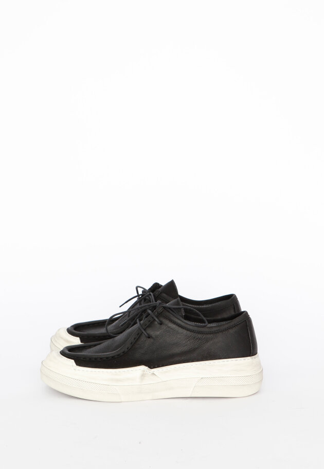 Lofina - Men's shoe with white rubber sole and laces.