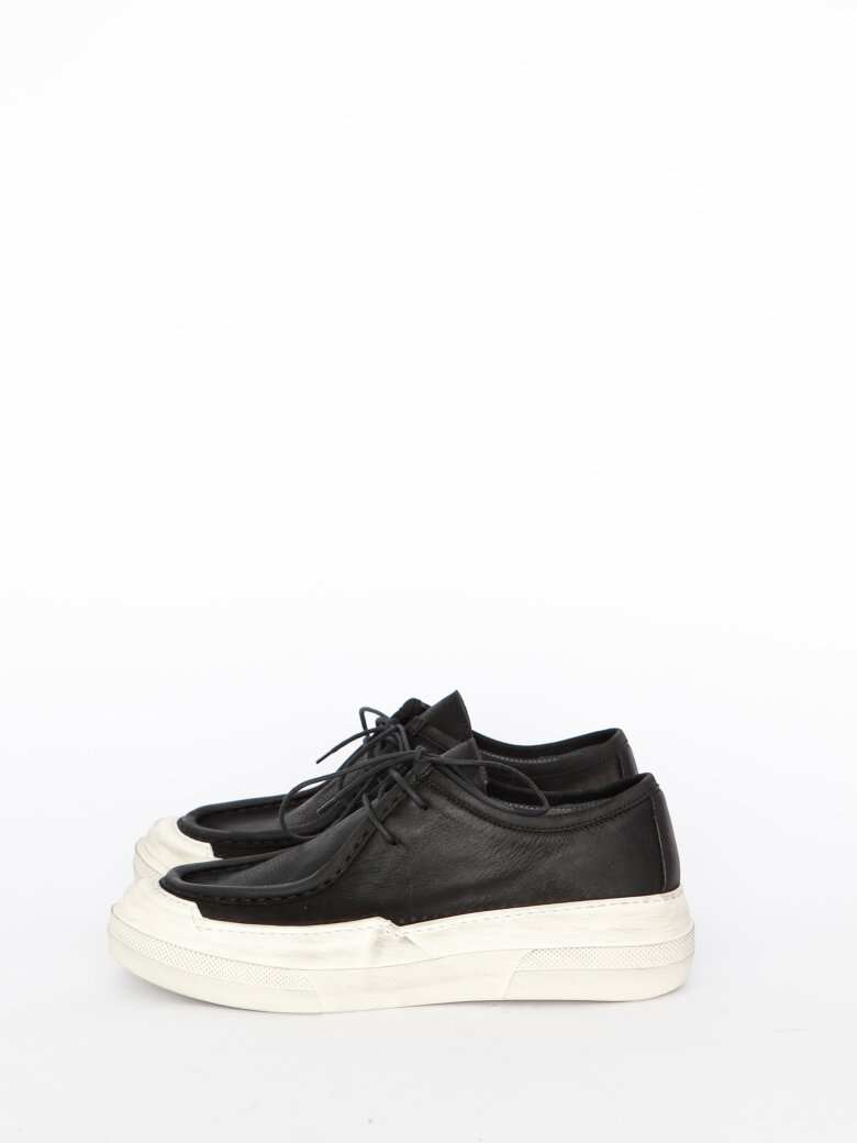 Lofina - Men's shoe with white rubber sole and laces.