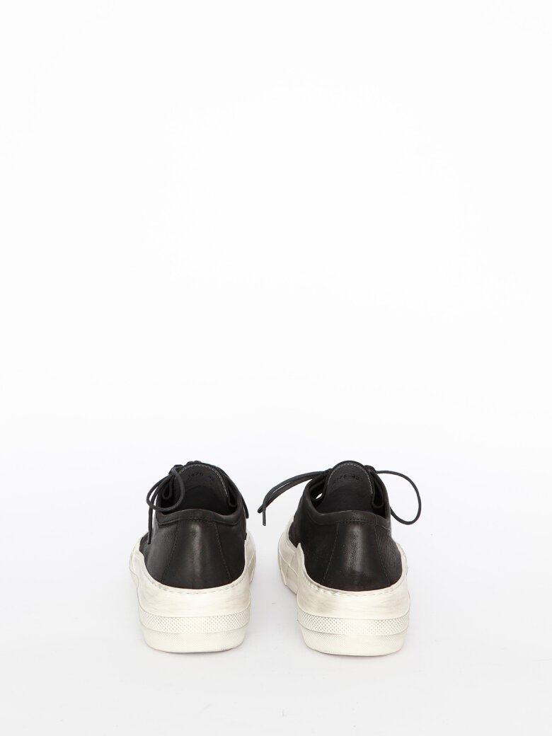 Lofina - Men's shoe with white rubber sole and laces.