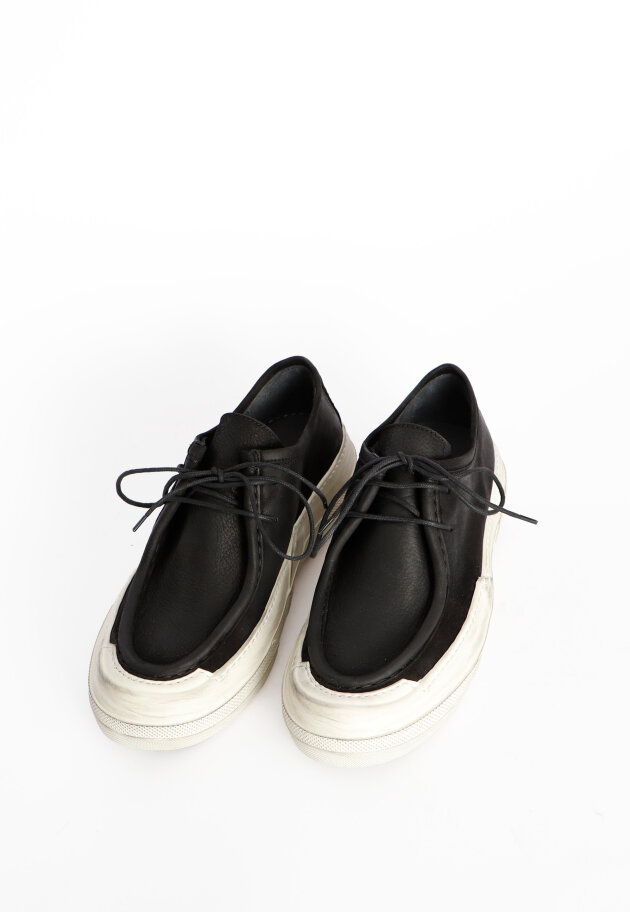 Lofina - Men's shoe with white rubber sole and laces.