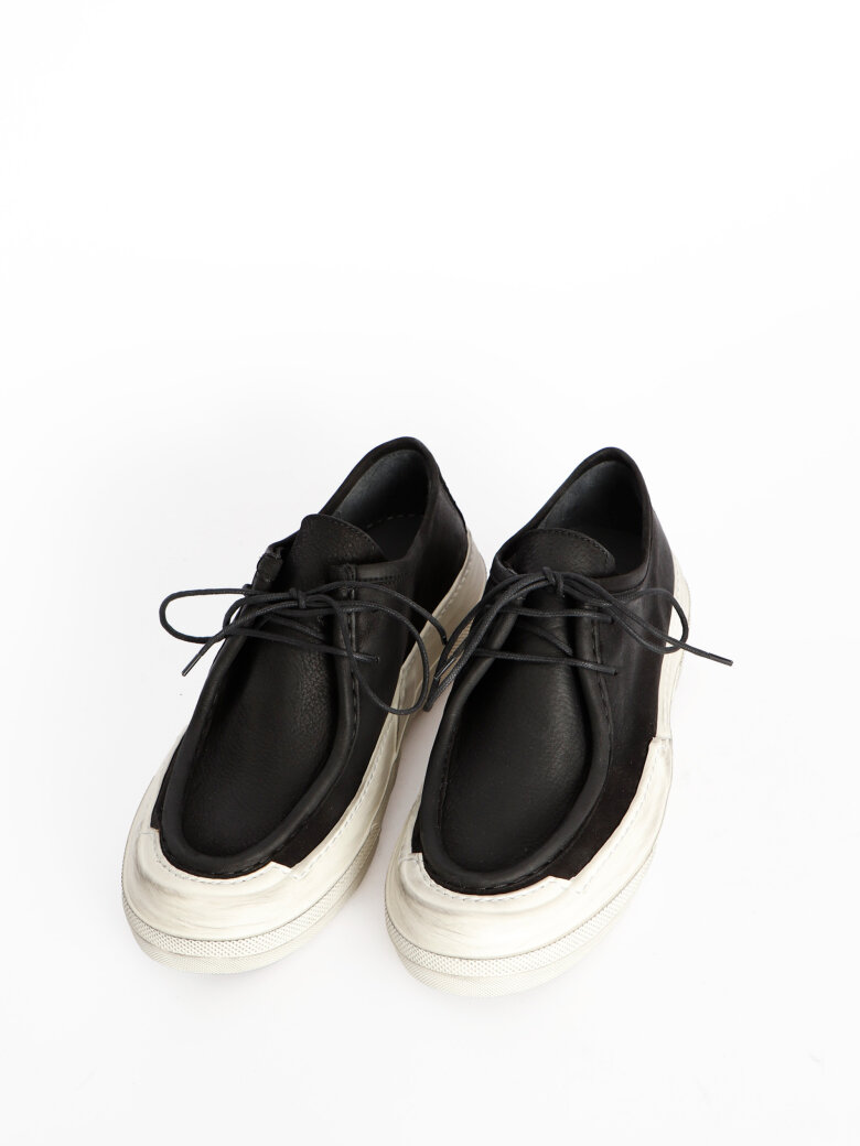 Lofina - Men's shoe with white rubber sole and laces.